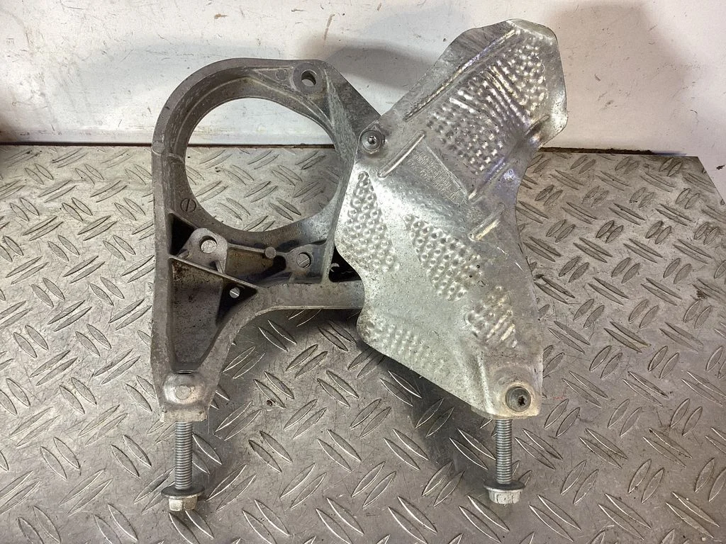 Mootori kinnituskronstein 8914301