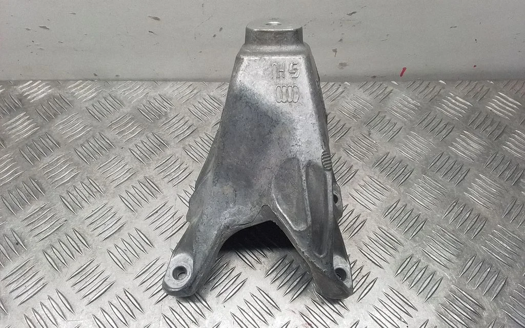 Mootori kinnituskronstein 8K0199307