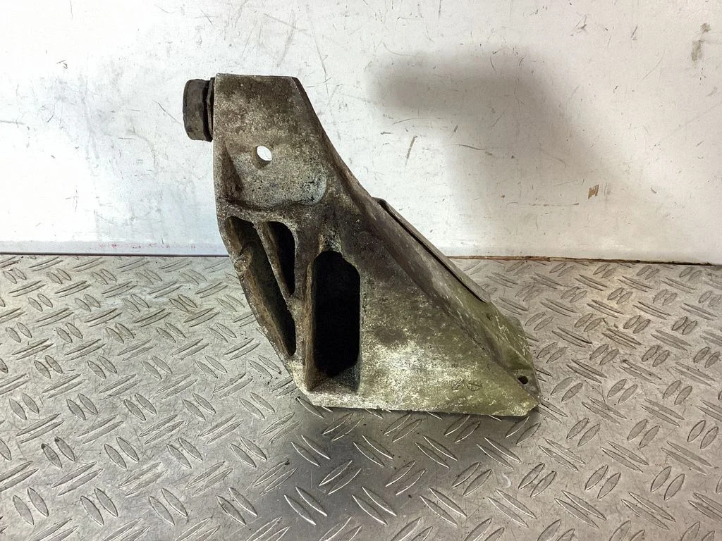 Engine mounting bracket 6772660