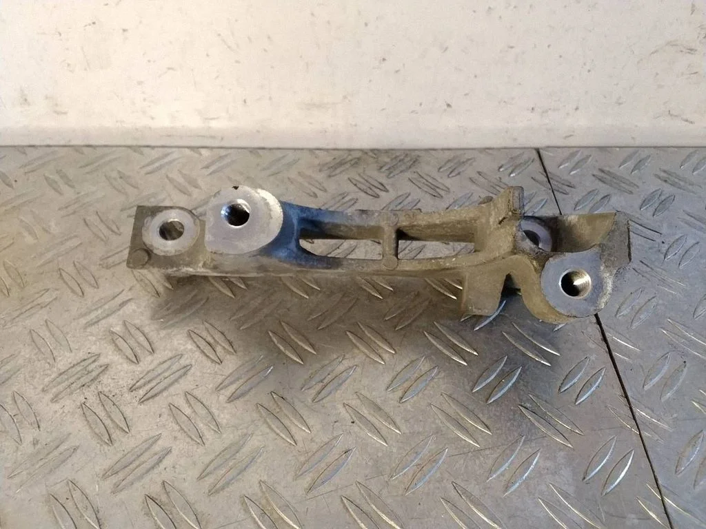 Engine mounting bracket