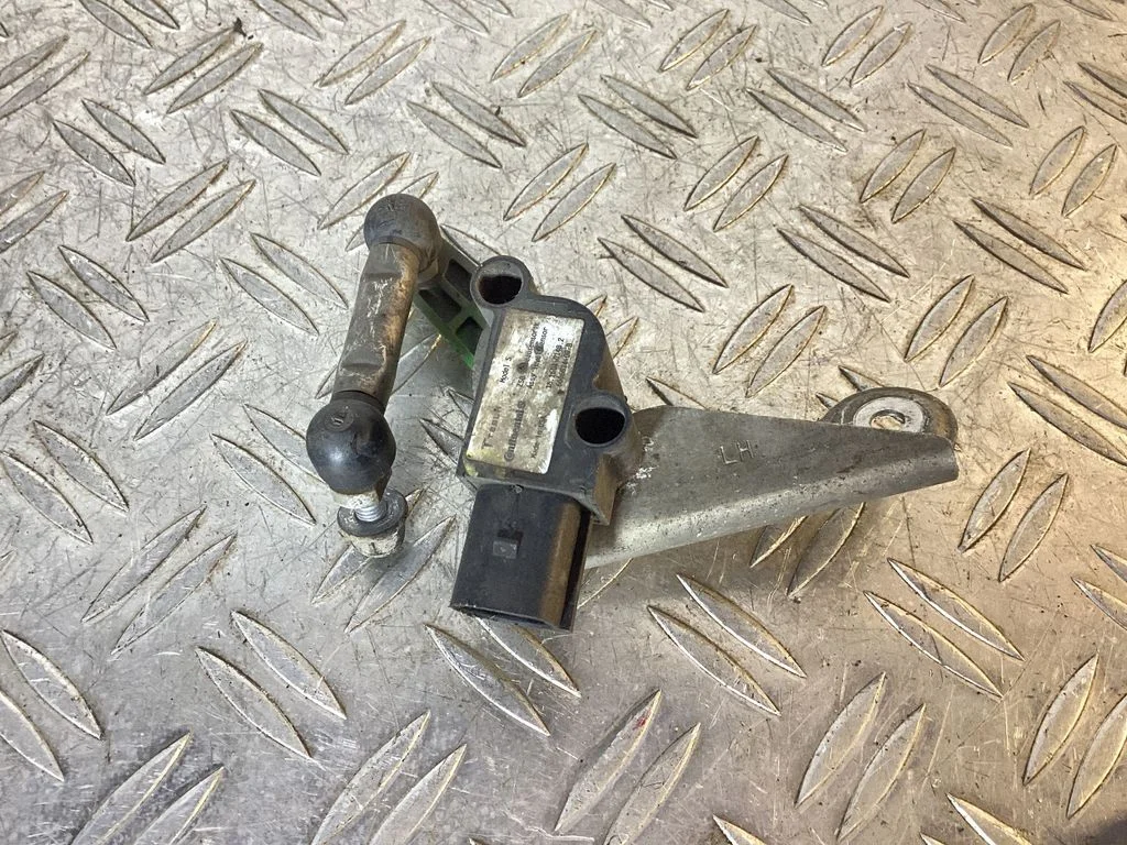 Headlight/headlamp level sensor – Tesla Model S (2012-)