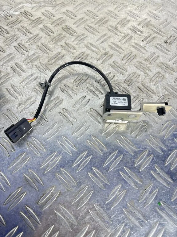 Headlight/headlamp level sensor