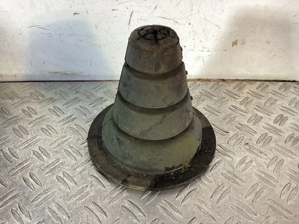 Rear coil spring rubber mount – Toyota Land Cruiser (J200) (2008-)