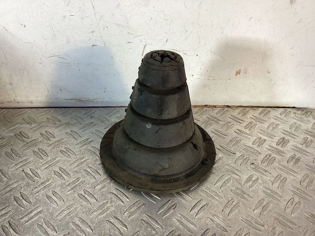Rear coil spring rubber mount – Toyota Land Cruiser (J200) (2008-)