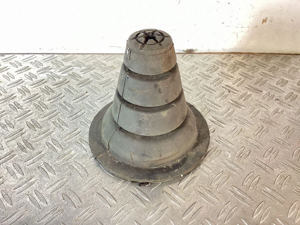 Rear coil spring rubber mount – Toyota Land Cruiser (J200) (2008-)