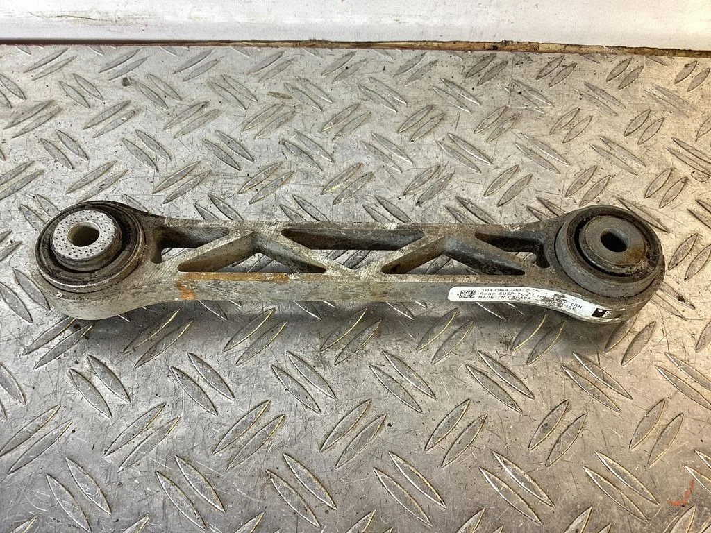 Tagumine õõtshoob – Tesla Model S (2012-)
