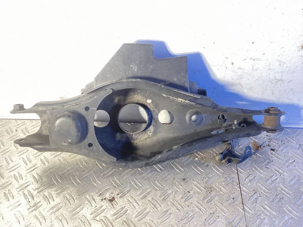 Tagumine ülemine õõtshoob – Lexus NX (2021-)