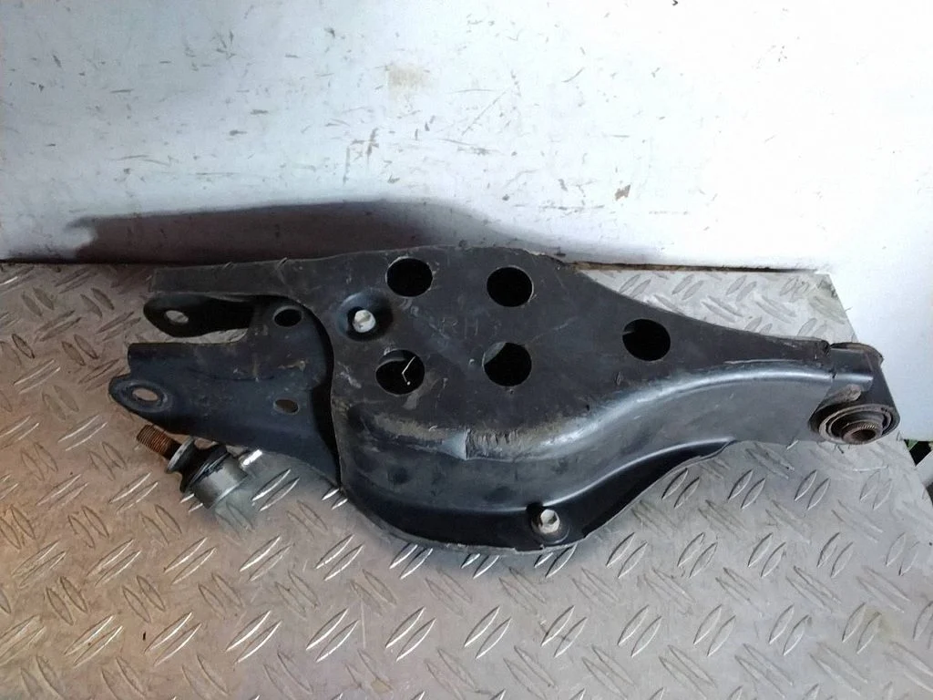Tagumine ülemine õõtshoob – Lexus IS III XE30 (2013-2020)