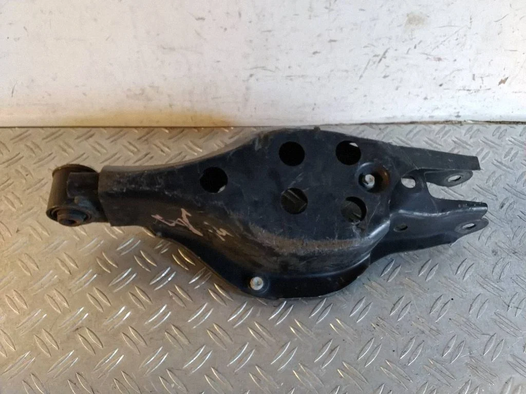 Tagumine ülemine õõtshoob – Lexus IS III XE30 (2013-2020)