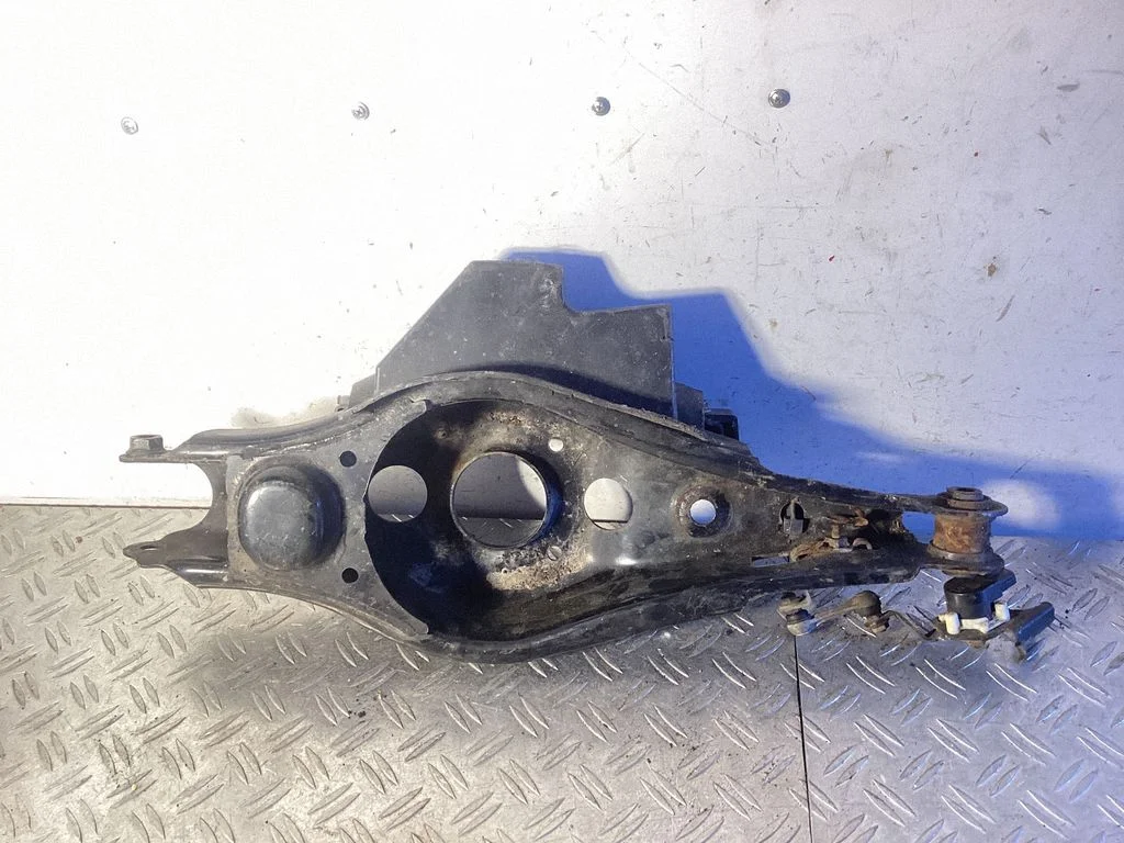Tagumine ülemine õõtshoob – Lexus NX (2021-)