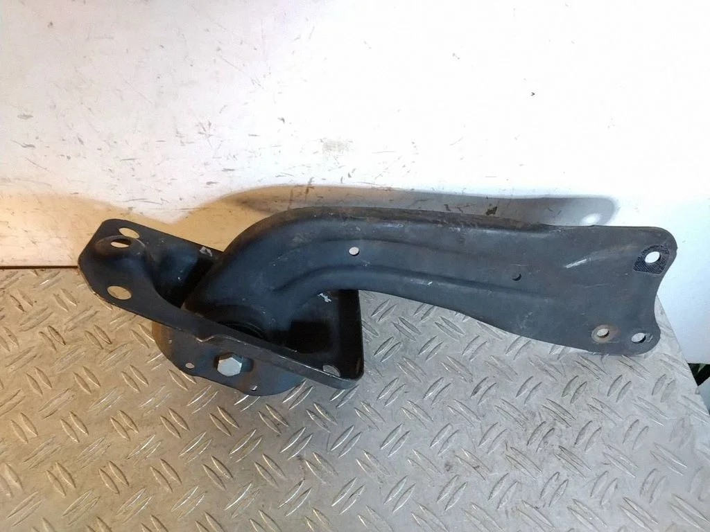 Tagumine ülemine õõtshoob – Audi A3 S3 8P (2003-2012)