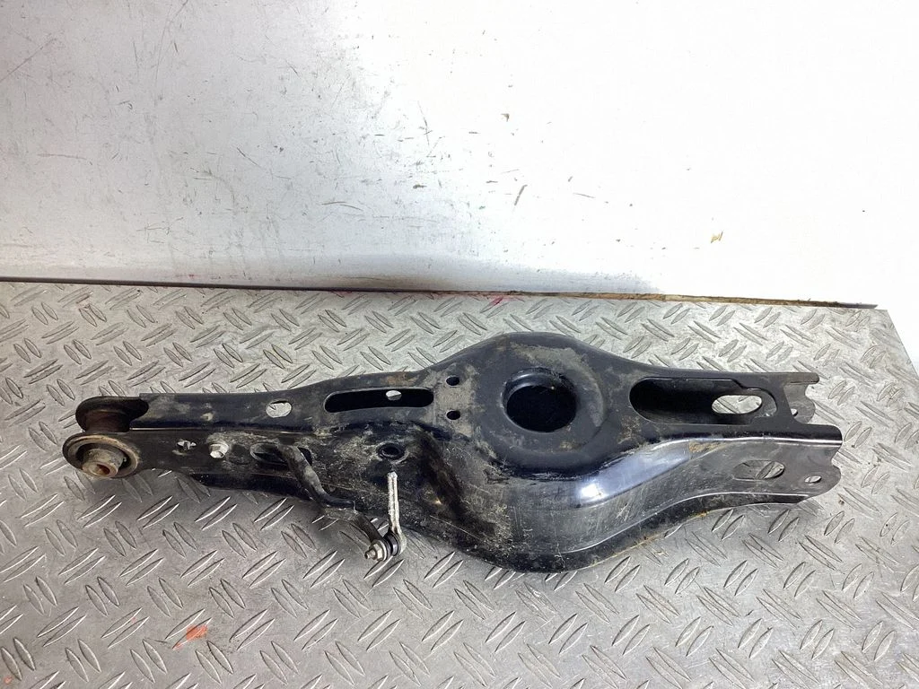 Tagumine ülemine õõtshoob – Lexus NX (2021-)