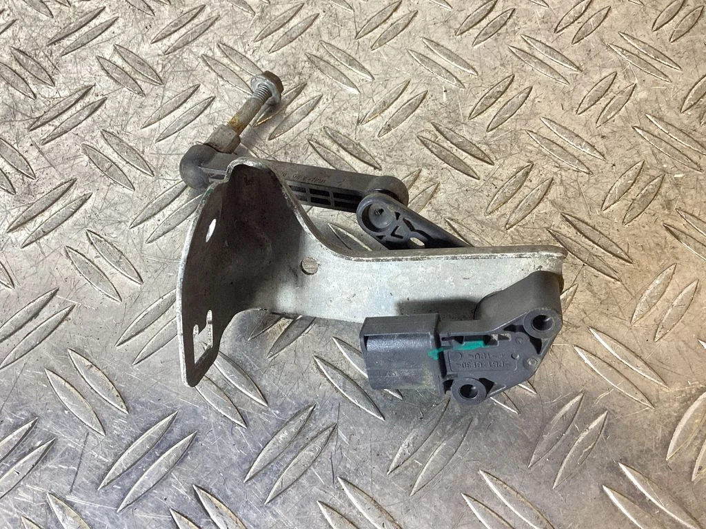 Tagumise õhkvedrustuse kõrgusandur – Tesla Model S (2012-)