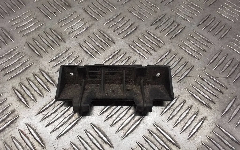 Priekšējā bampera turētājs 99150531700