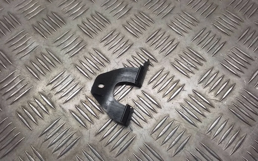 Front bumper mounting bracket – Lexus RX 450H (2016-)