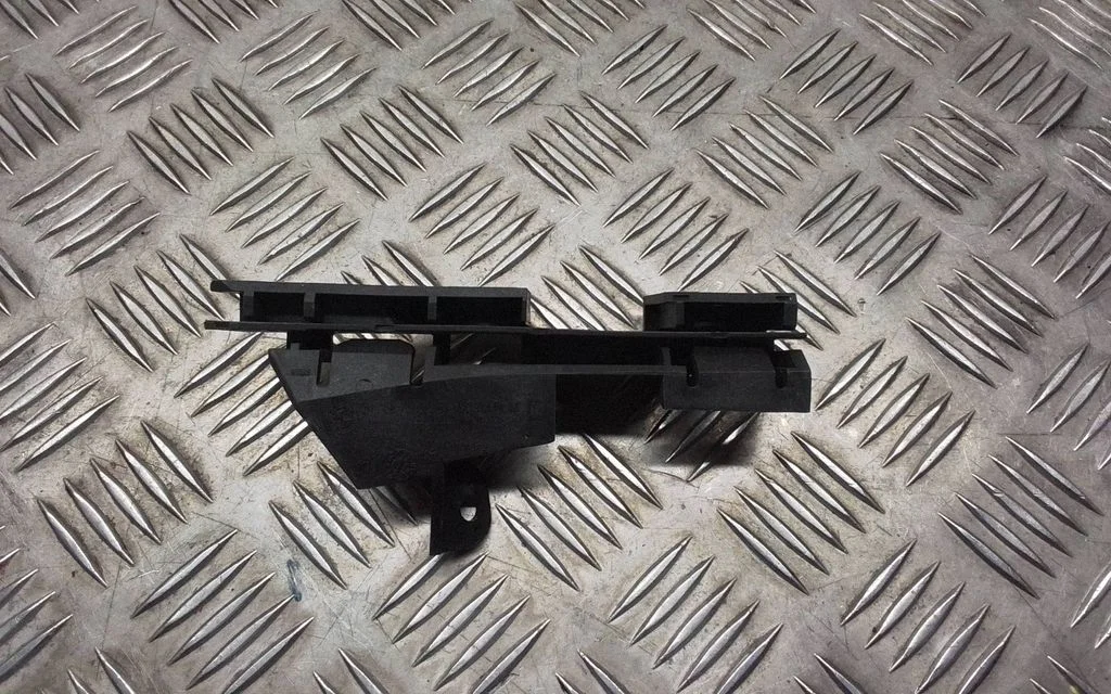 Front bumper mounting bracket 51117030