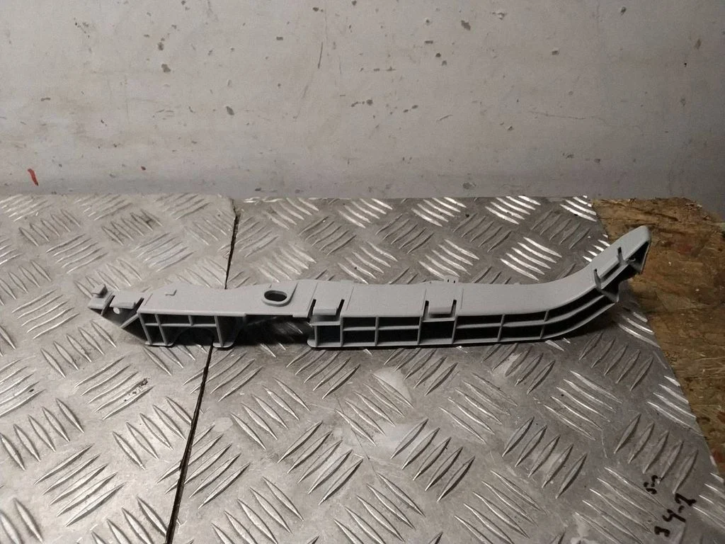 Front bumper mounting bracket 55565FE020