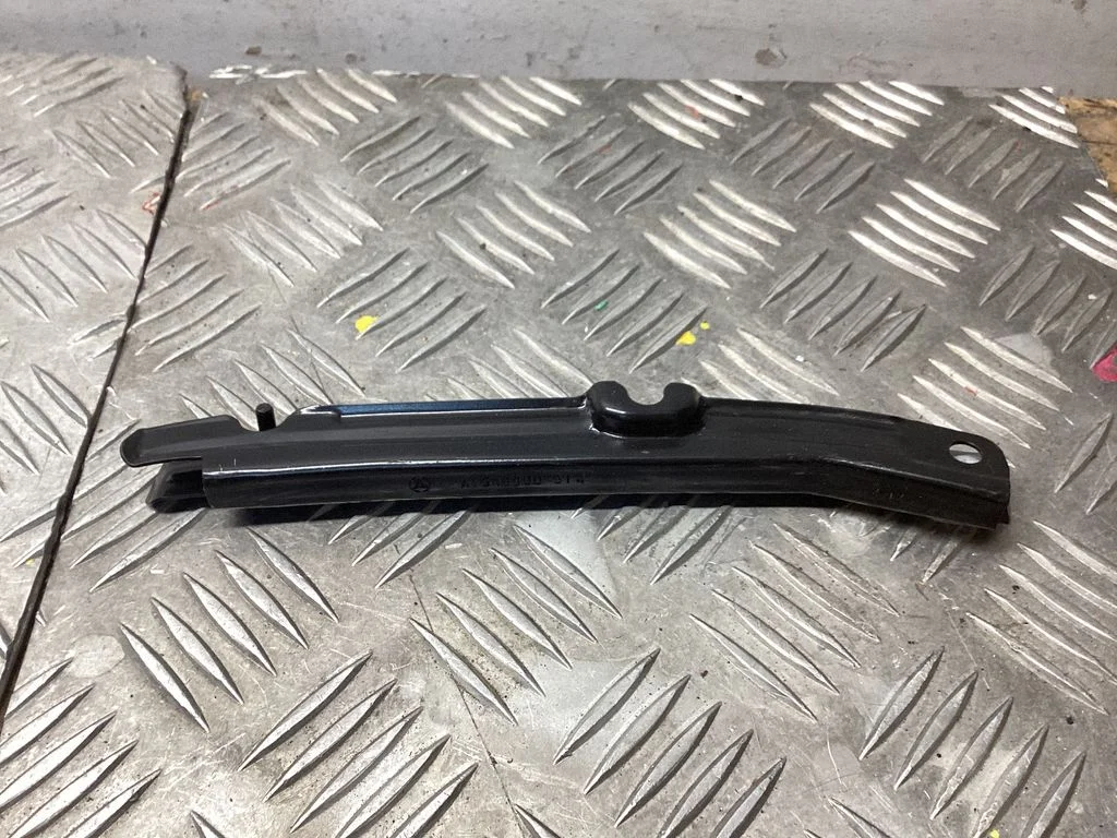 Front bumper mounting bracket A1648800314