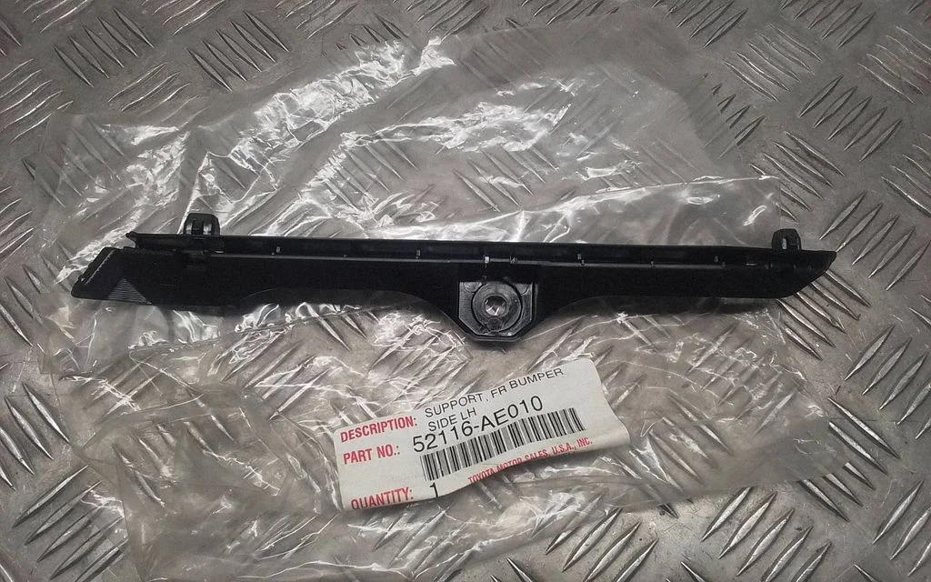 Front bumper mounting bracket 52116AE010 – Toyota Sienna XL20 II (2003-2010)