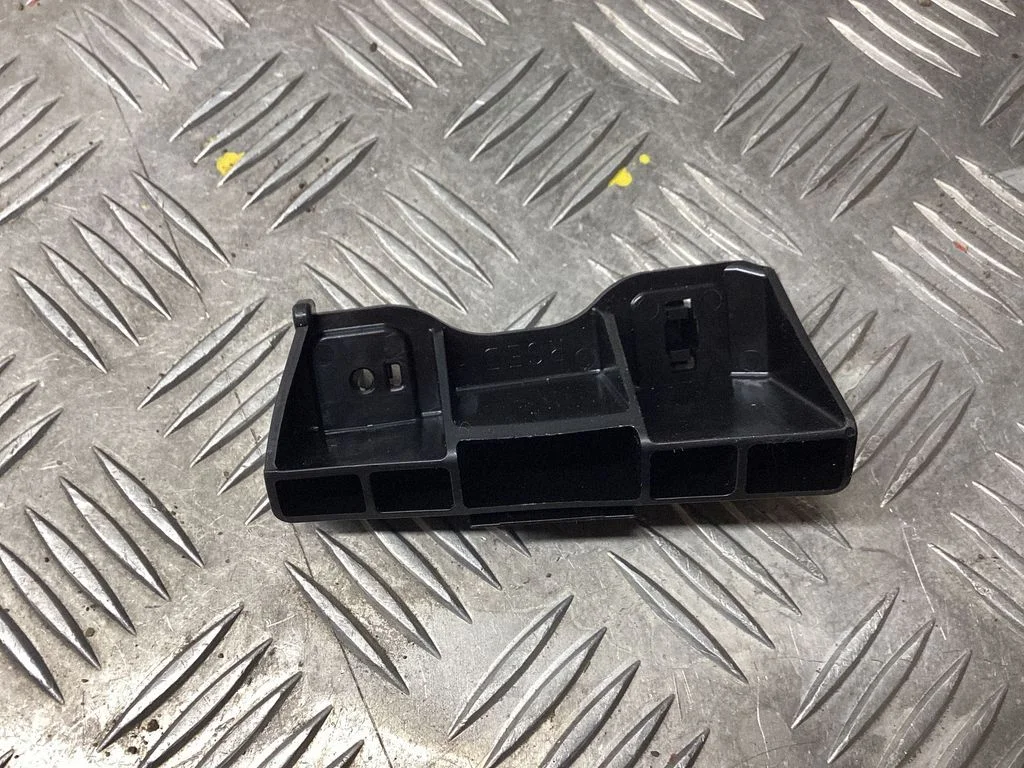 Front bumper mounting bracket 57765FE070