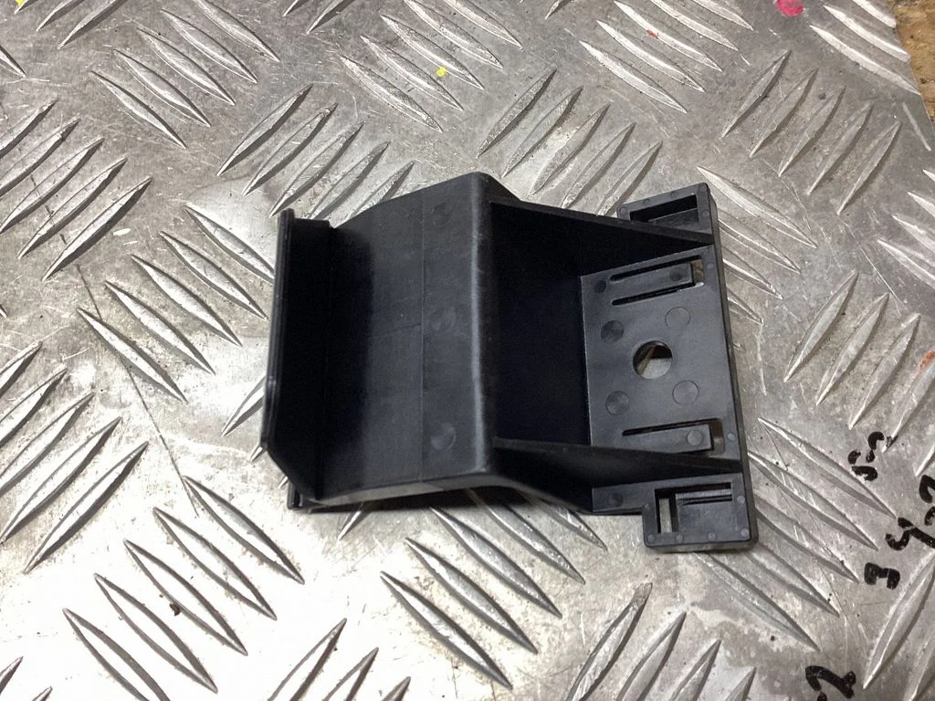 Front bumper mounting bracket – Mazda 3 II (2009-2013)