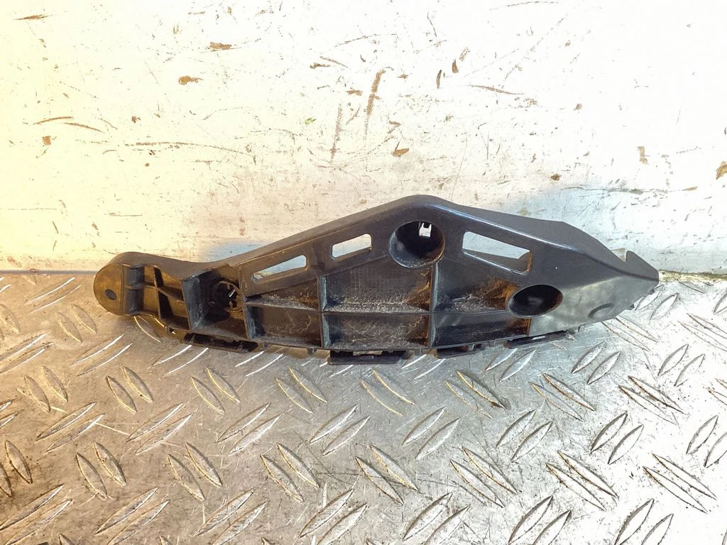 Front bumper mounting bracket – Lexus RX 450H (2016-)