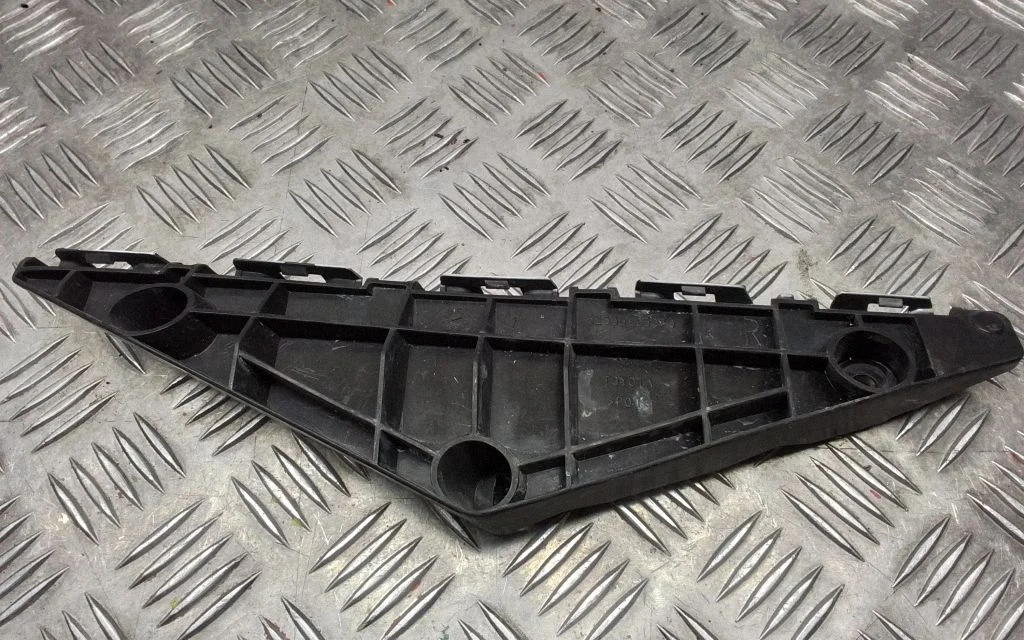 Front bumper mounting bracket – Toyota Avensis T270 (2009-2012)