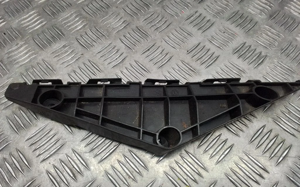 Front bumper mounting bracket – Toyota Avensis T270 (2009-2012)
