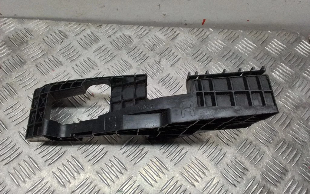 Front bumper mounting bracket – Lexus IS III XE30 (2013-2020)