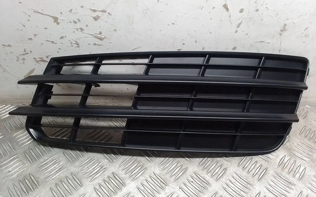 Front bumper lower grill 4G8807681