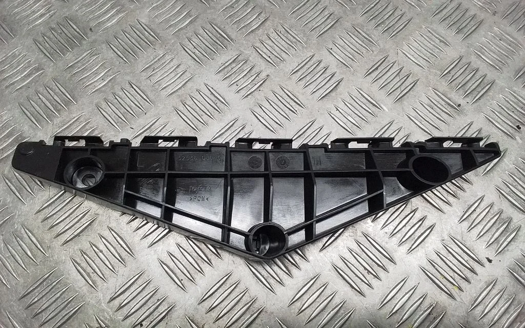 Esistange kinnitusklamber – Toyota Avensis T270 (2009-2012)