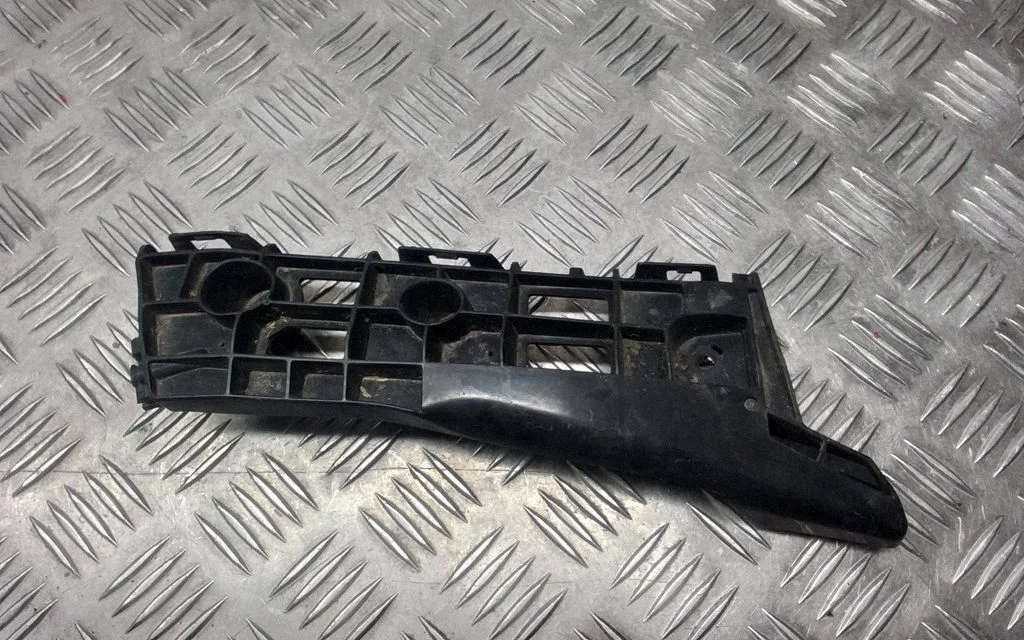 Esistange kinnitusklamber – Toyota Prius (XW30) (2009-2015)