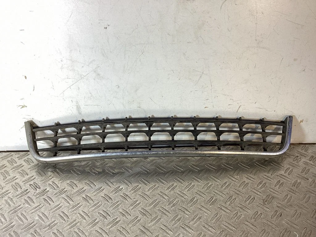 Front bumper lower grill – Audi A8 S8 D2 4D (1994-2002)