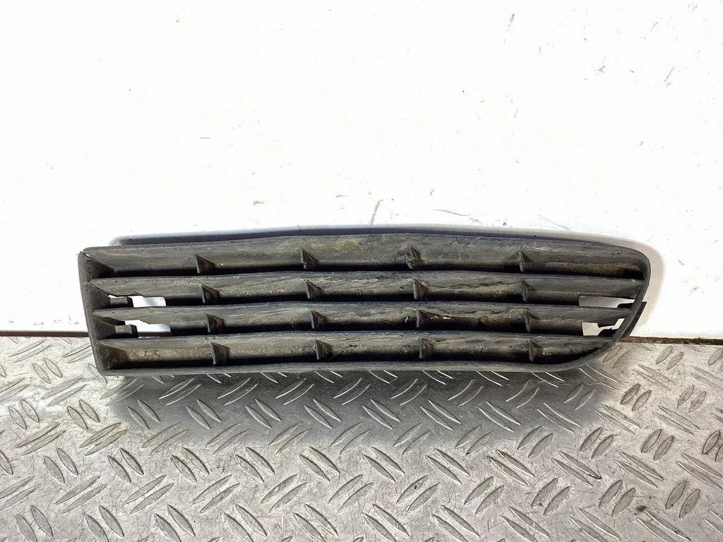 Front bumper lower grill 4A0807345J