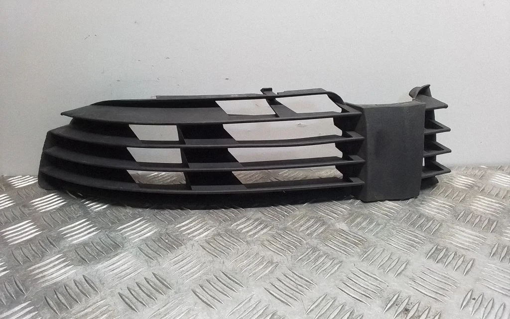 Front bumper lower grill – Volkswagen Passat B5.5 (2001-2005)
