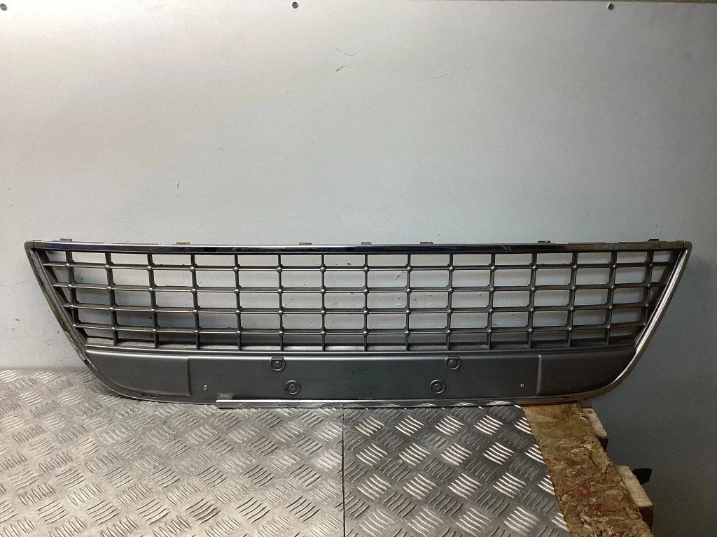 Front bumper lower grill 7S7117B968C