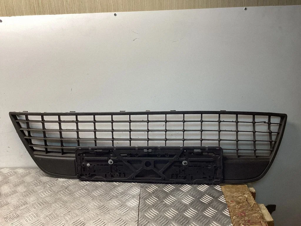 Front bumper lower grill 7S7117B968A