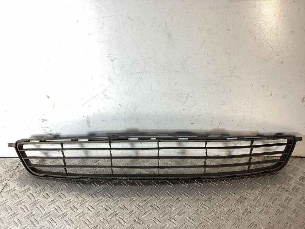 Front bumper lower grill – Toyota Matrix (E140) (2008-2014)