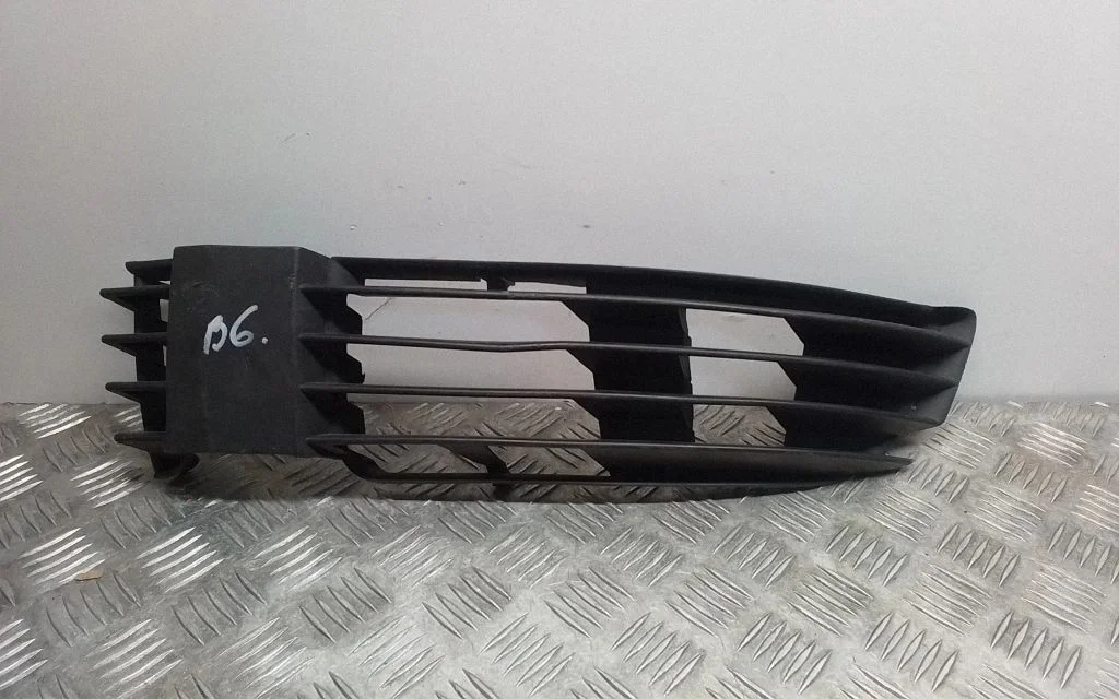 Front bumper lower grill – Volkswagen Passat B5.5 (2001-2005)