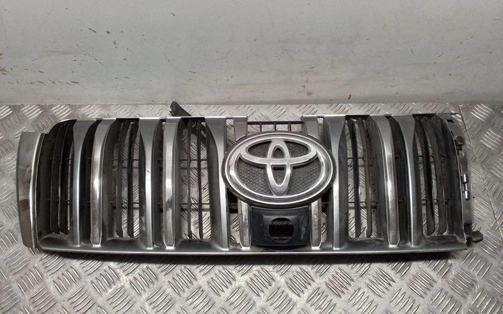 Front bumper upper radiator grill 5311160080