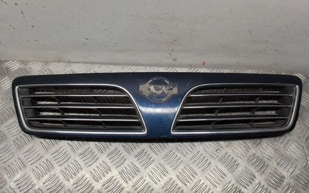 Esistange ülemine radiaatorivõre 6231044U00 – Nissan Maxima (1995-2000)