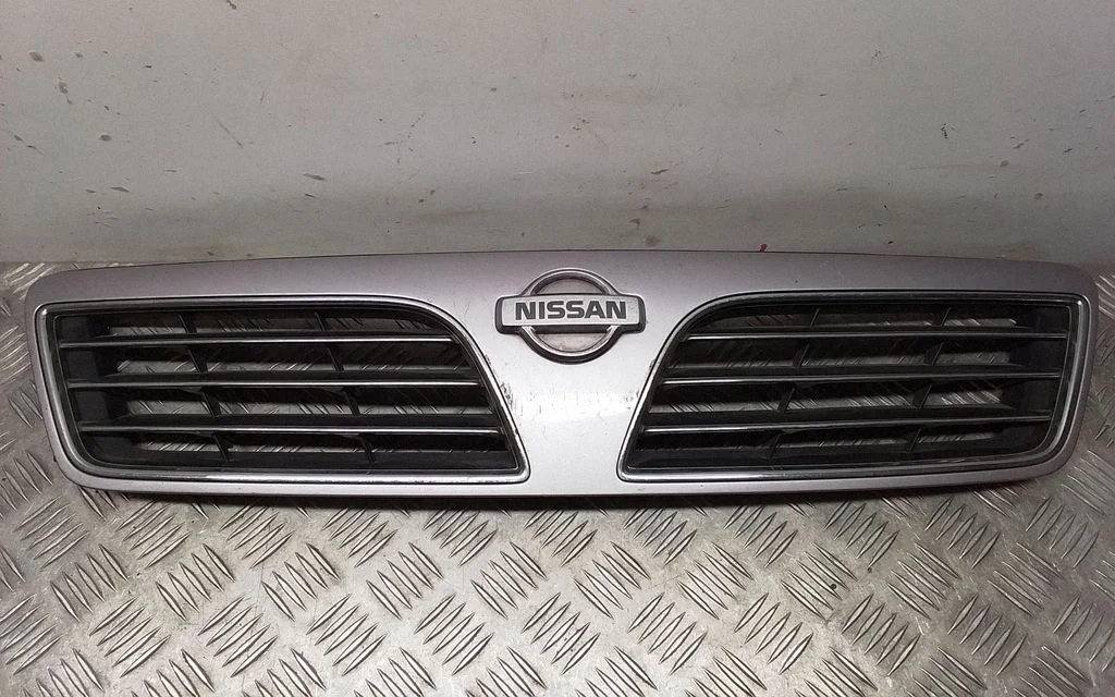 Esistange ülemine radiaatorivõre 6231044U00 – Nissan Maxima (1995-2000)