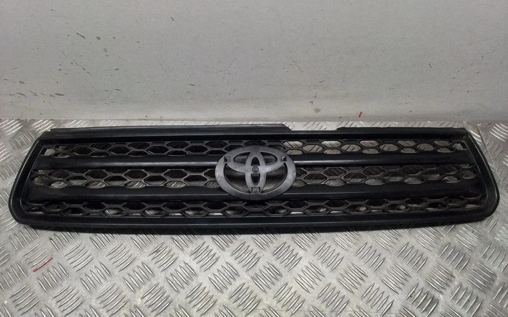 Front bumper upper radiator grill – Toyota RAV 4 (XA20) (2000-2005)