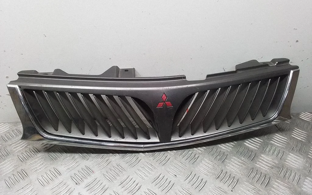 Esistange ülemine radiaatorivõre – Mitsubishi Carisma (1996-1999)