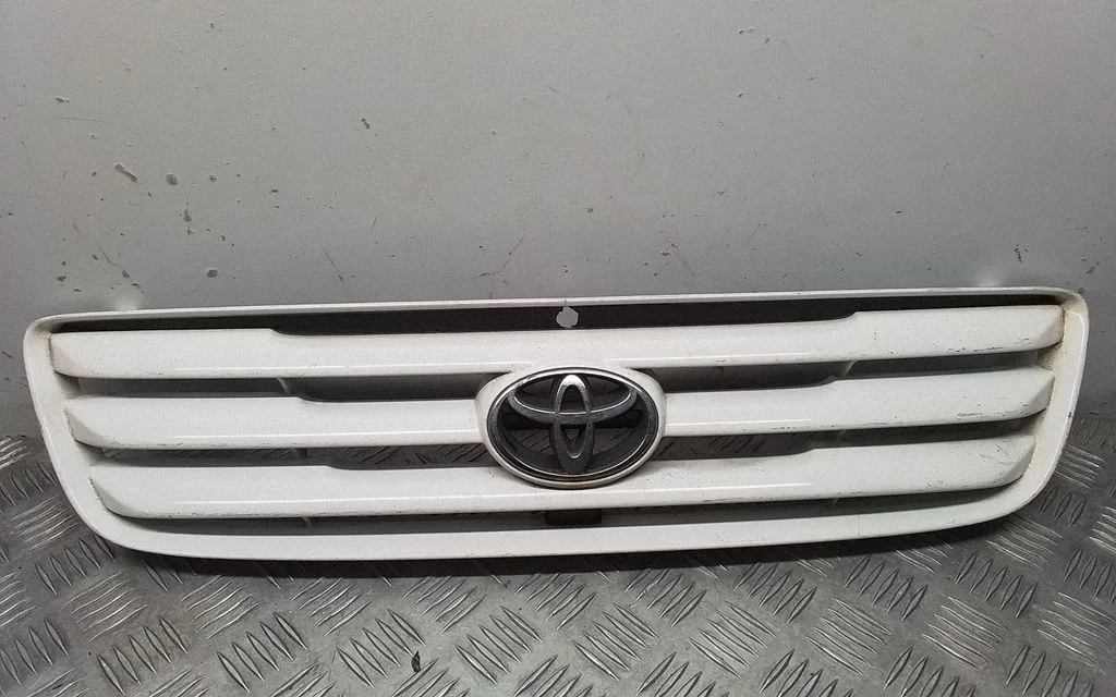 Front bumper upper radiator grill 5310144010
