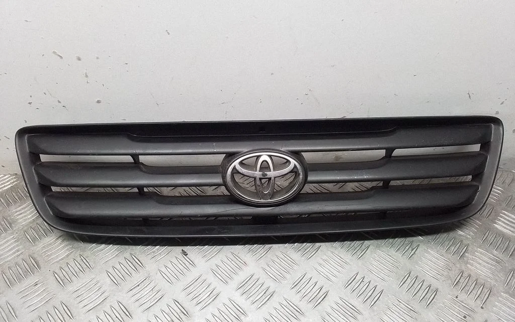 Front bumper upper radiator grill – Toyota Avensis T220 (2000-2003)