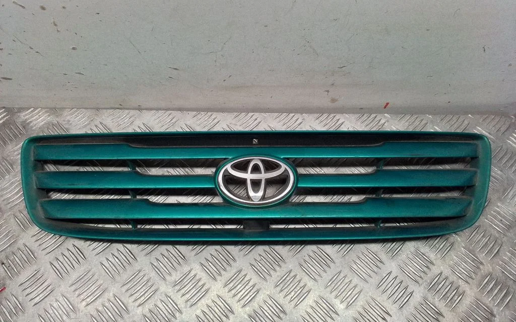 Front bumper upper radiator grill – Toyota Avensis T220 (2000-2003)