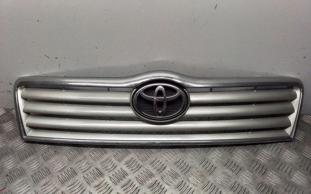Front bumper upper radiator grill – Toyota Avensis T250 (2003-2006)