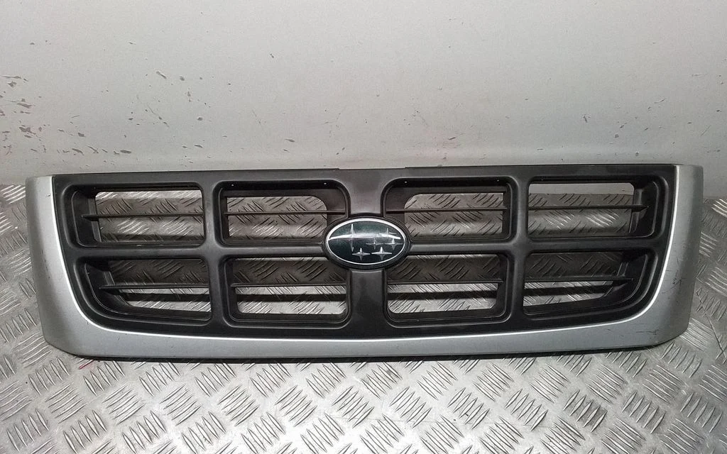 Front bumper upper radiator grill