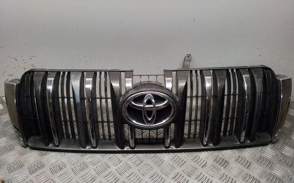 Front bumper upper radiator grill 5311460080